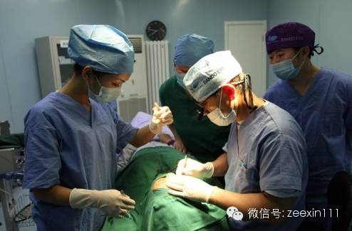 曹仁昌教授手术过程中 曹仁昌教授手术过程中