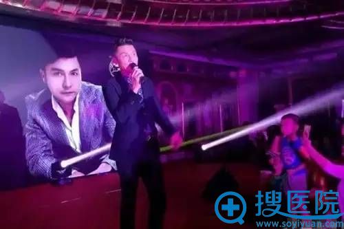 中国香港影视明星关礼杰一首《千山万水总是情》将庆典活动推向了高潮 中国香港影视明星关礼杰一首《千山万水总是情》将庆典活动推向了高潮