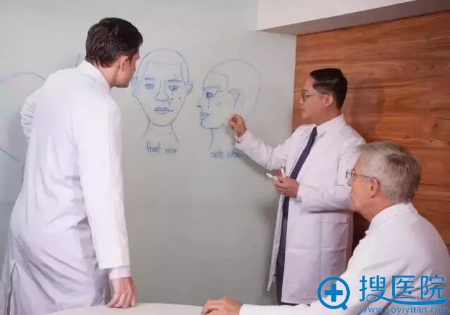 国外学者慕名而来,吕教授正在讲解注射抗衰 国外学者慕名而来,吕教授正在讲解注射抗衰