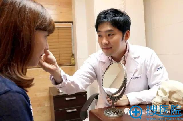 都彦禄院长与患者面诊中 都彦禄院长与患者面诊中