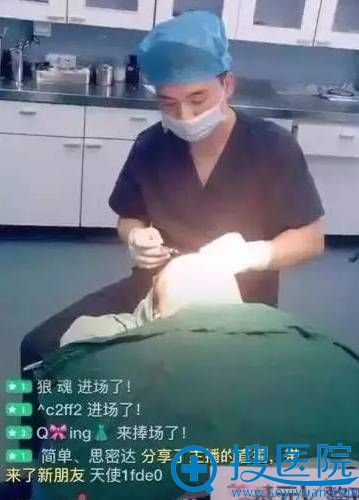自体脂肪面部填充太阳穴进行中 自体脂肪面部填充太阳穴进行中