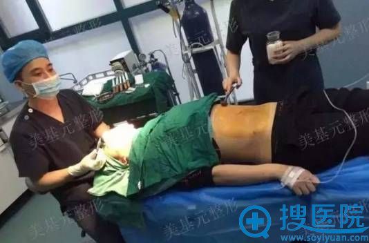 手术室内为吸脂做准备 手术室内为吸脂做准备