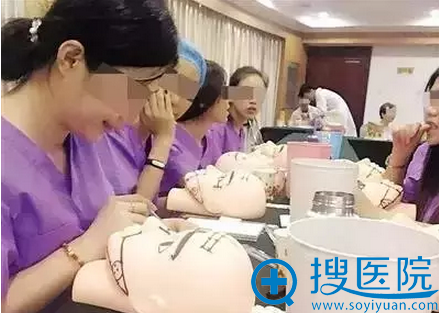 第三天下午,<!--<i data=20240710 data-id=12594></i>-->学院招待所二层会议室内,学员们在模特头上练习寻找进针位置 第三天下午,<!--<i data=20240710 data-id=12594></i>-->学院招待所二层会议室内,学员们在模特头上练习寻找进针位置