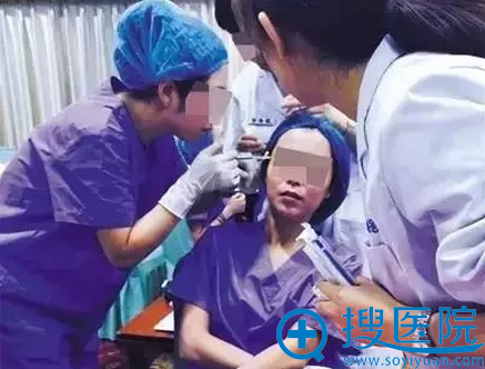 第二天下午,京韩医美微整形培训课上,学员互相往脸上打生理盐水练习实操 第二天下午,京韩医美微整形培训课上,学员互相往脸上打生理盐水练习实操