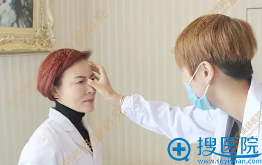 张叙老师在为李院长做眉形设计 张叙老师在为李院长做眉形设计