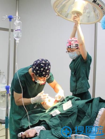 杨威医生手术进行中 杨威医生手术进行中