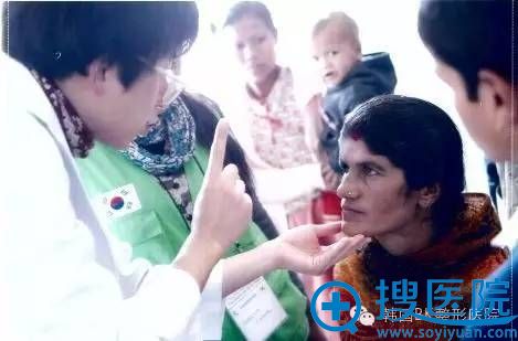 院长为灾区患者诊治 院长为灾区患者诊治