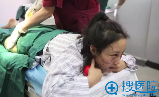 医生在鑫鑫的大腿部抽取脂肪 医生在鑫鑫的大腿部抽取脂肪