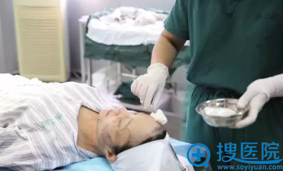 医生在细心的为鑫鑫做面部消毒 医生在细心的为鑫鑫做面部消毒