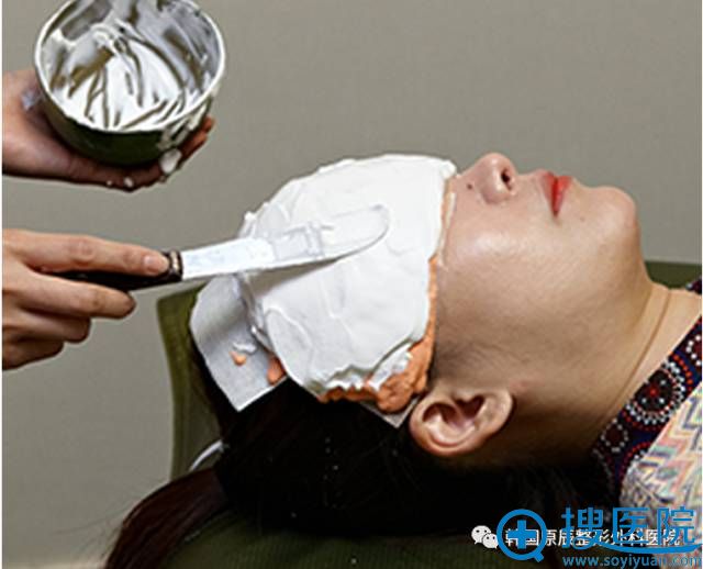 原辰整形医院额头假体制作过程,注入液态石膏 原辰整形医院额头假体制作过程,注入液态石膏