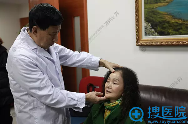 艾院长为周晓玲面诊 艾院长为周晓玲面诊