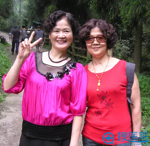 姐姐周晓玲整形前和妹妹周晓玉对比照片 姐姐周晓玲整形前和妹妹周晓玉对比照片