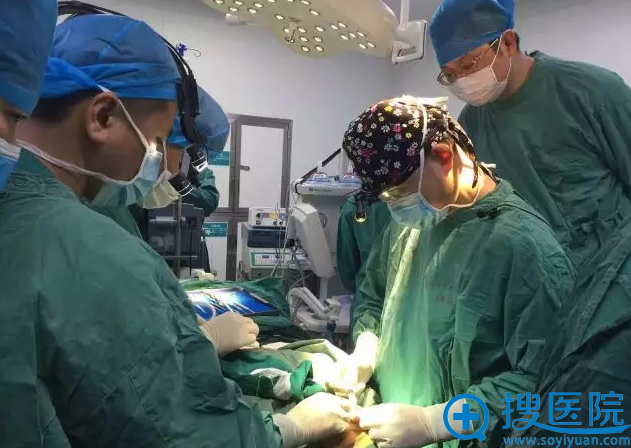 李保锴教授手术剪影 李保锴教授手术剪影