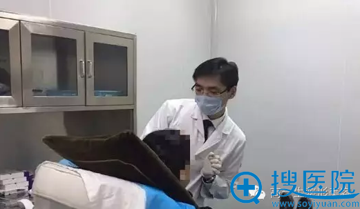 刘峰教授擅长问题性皮肤的诊断和治疗,注射现场 刘峰教授擅长问题性皮肤的诊断和治疗,注射现场