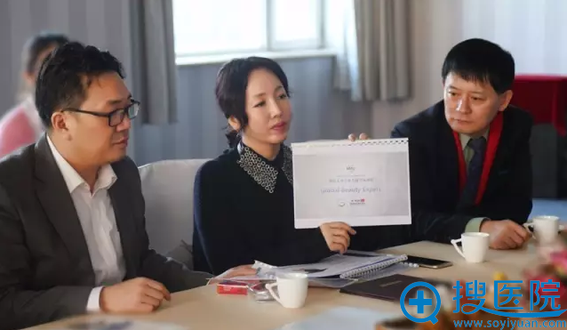 韩国KCBA代表和史灵芝院长交谈 韩国KCBA代表和史灵芝院长交谈