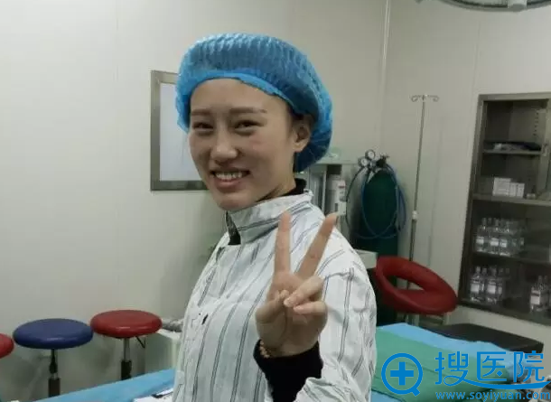妹子在手术前,冲着镜头开心滴比划着剪刀手 妹子在手术前,冲着镜头开心滴比划着剪刀手