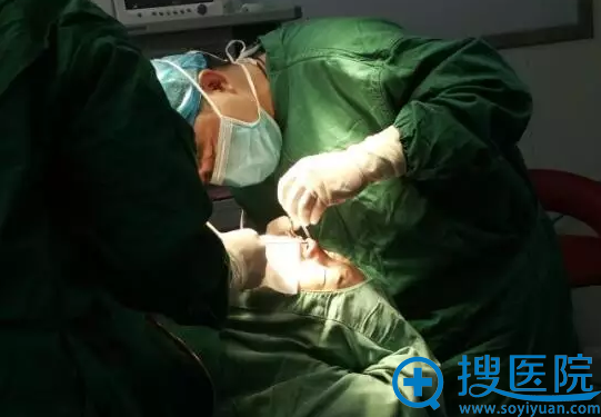 手术进行中,医生在鼻子中放置假体 手术进行中,医生在鼻子中放置假体