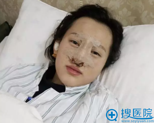 手术完成之后,正在病床上休养滴妹子 手术完成之后,正在病床上休养滴妹子