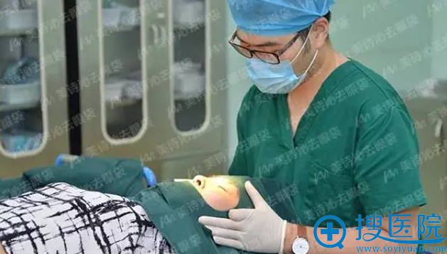 谭贵苗医师准备为Anna做治疗 谭贵苗医师准备为Anna做治疗