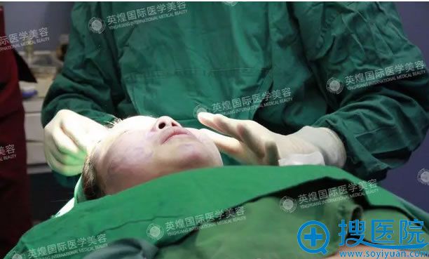 王勋院长正在为我做自体脂肪面部填充手术 王勋院长正在为我做自体脂肪面部填充手术