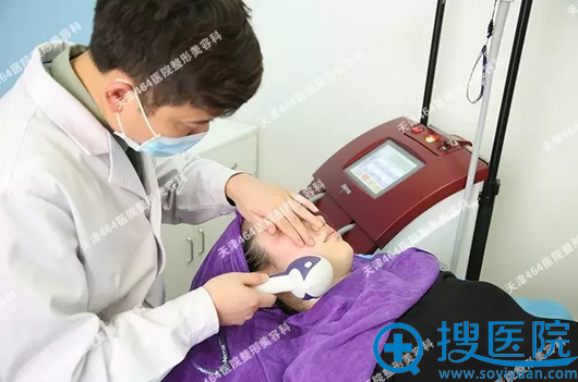 许进前主任正在为我做热拉提次治疗 许进前主任正在为我做热拉提次治疗