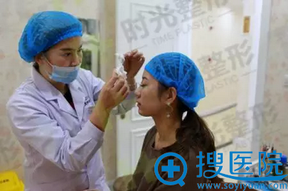 陈重亚在细致的设计眉形 陈重亚在细致的设计眉形