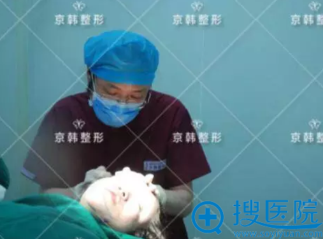 乔爱军院长正在填充苹果肌 乔爱军院长正在填充苹果肌