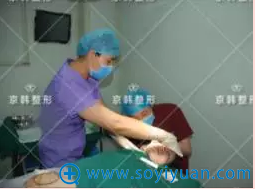 乔爱军院长正在做面部脂肪填充 乔爱军院长正在做面部脂肪填充