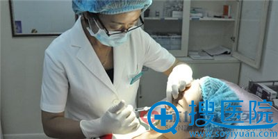 郑瑜璠注射手术中 郑瑜璠注射手术中