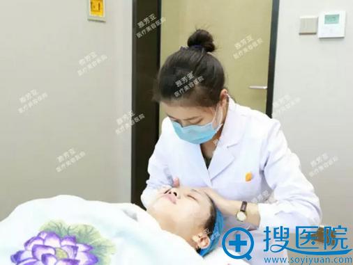 正在敷补水面膜 正在敷补水面膜