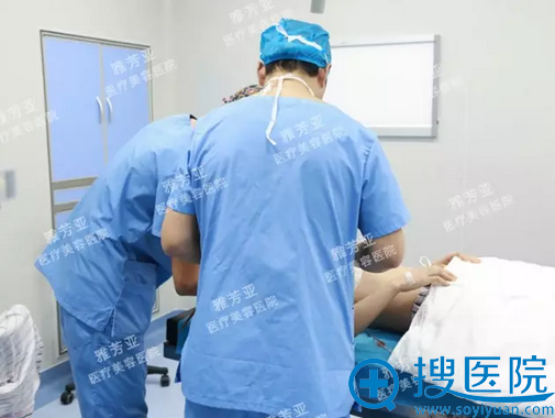 雅芳亚冯医生为我做按摩,期待恢复的更快一些 雅芳亚冯医生为我做按摩,期待恢复的更快一些