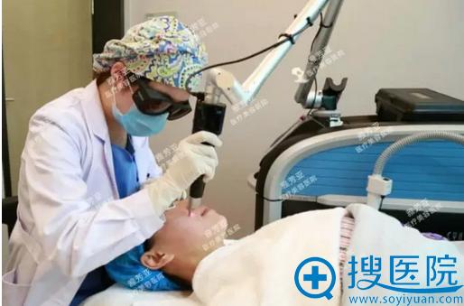 蜂巢755皮秒镭射治疗中 蜂巢755皮秒镭射治疗中