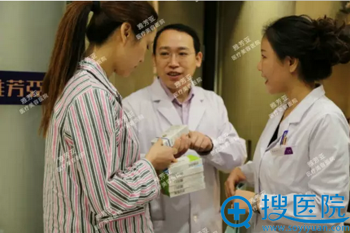 走之前,丁庆丰院长嘱咐我一定要按时吃药。 走之前,丁庆丰院长嘱咐我一定要按时吃药。