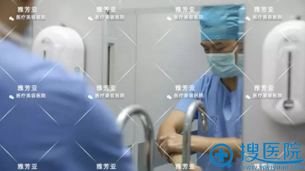 医生正在做术前准备 医生正在做术前准备