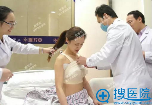 走之前,特地定制了一件胸衣和束腹带 走之前,特地定制了一件胸衣和束腹带