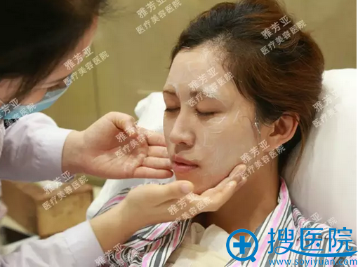 护士姐姐为我做面部护理 护士姐姐为我做面部护理