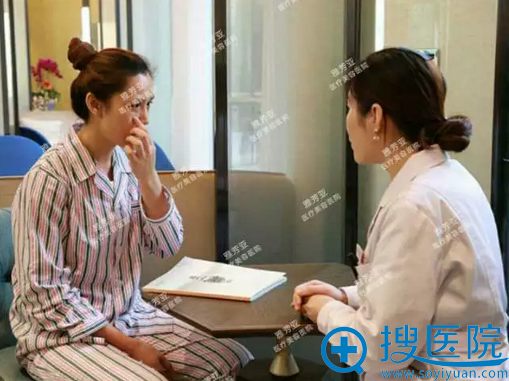 北方很干,医生正在观察我的皮肤情况 北方很干,医生正在观察我的皮肤情况