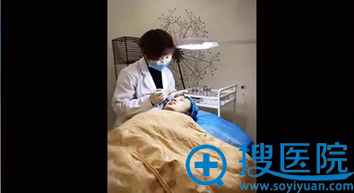 陈仪正在进行局麻 陈仪正在进行局麻