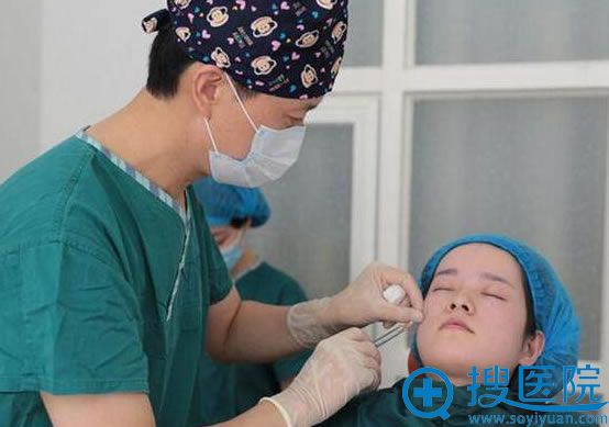 重庆冯辉利院长注射玻尿酸现场 重庆冯辉利院长注射玻尿酸现场
