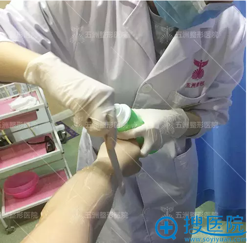 医生正在为我涂抹冷凝胶 医生正在为我涂抹冷凝胶