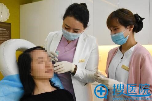 王小玉正在为爱美者进行玻尿酸注射 王小玉正在为爱美者进行玻尿酸注射
