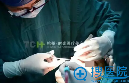 吕敏院长将小张的鼻假体(骨粉)取出 吕敏院长将小张的鼻假体(骨粉)取出