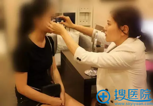 武汉艺星的美学设计师在进行个性化面部塑形设计 武汉艺星的美学设计师在进行个性化面部塑形设计