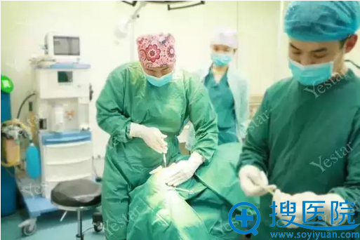 雷云飞院长为顾客进行提纯脂肪的注射 雷云飞院长为顾客进行提纯脂肪的注射