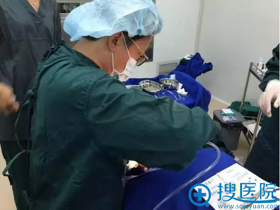 长沙芯美昕整形医院院长禾<!--<i data=20240710 data-id=17462></i>-->正在进行无痕祛眼袋手术 长沙芯美昕整形医院院长禾<!--<i data=20240710 data-id=17462></i>-->正在进行无痕祛眼袋手术