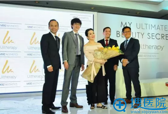 曾繁闻教授与菲律宾前总统阿基诺三女儿(中)及嘉宾在尼古拉记者会合影 曾繁闻教授与菲律宾前总统阿基诺三女儿(中)及嘉宾在尼古拉记者会合影