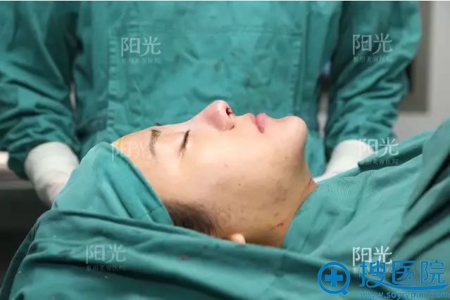 罗志敏为美人鱼隆鼻、丰下巴术后即刻照片 罗志敏为美人鱼隆鼻、丰下巴术后即刻照片
