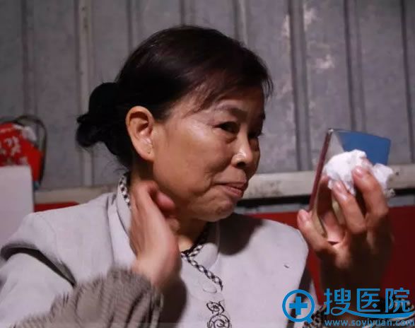 方阿姨注视着镜中苍老的自己! 方阿姨注视着镜中苍老的自己!