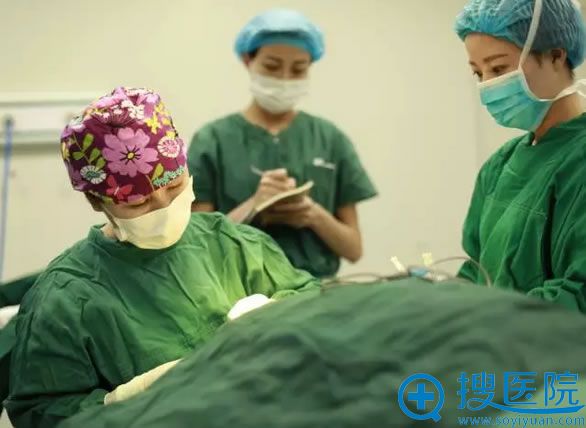 李平珍院长为方阿姨进行蝶变手术 李平珍院长为方阿姨进行蝶变手术
