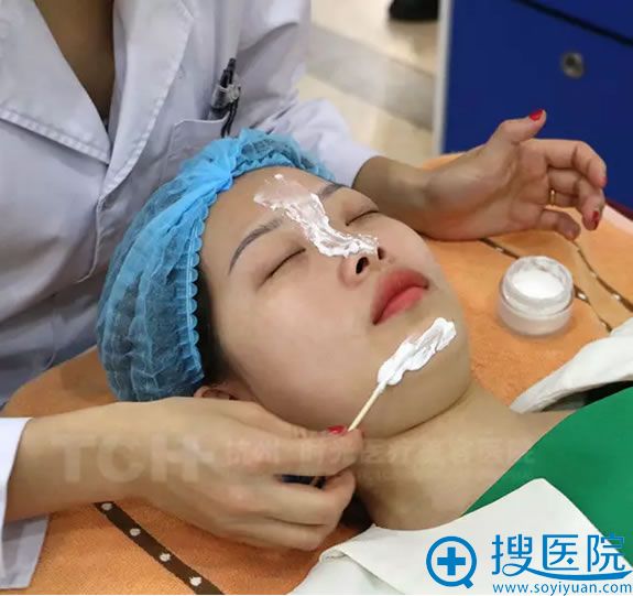 因为雯雯怕痛,所以给她敷了麻药 因为雯雯怕痛,所以给她敷了麻药